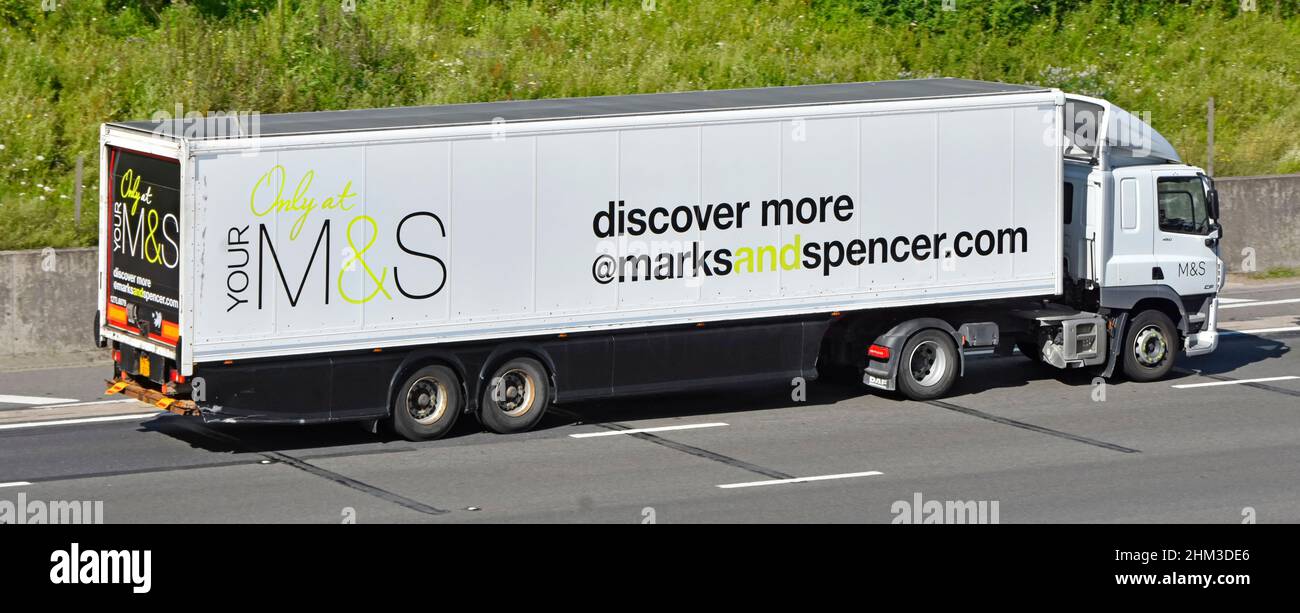 Marks and Spencer comercio minorista lado trasero vista blanco hgv DAF cadena de suministro camiones camiones publicidad en remolque descubrir su M&S en la autopista del Reino Unido Foto de stock