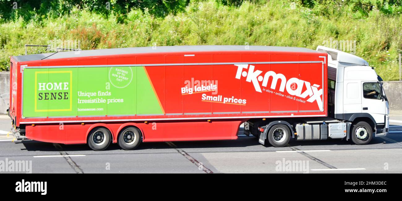 Multi BUSINESS Home Sense & T K Maxx publicidad en el lado de la cadena de suministro articulada remolque con camión Volvo hgv blanco y conductor en la autopista del Reino Unido Foto de stock
