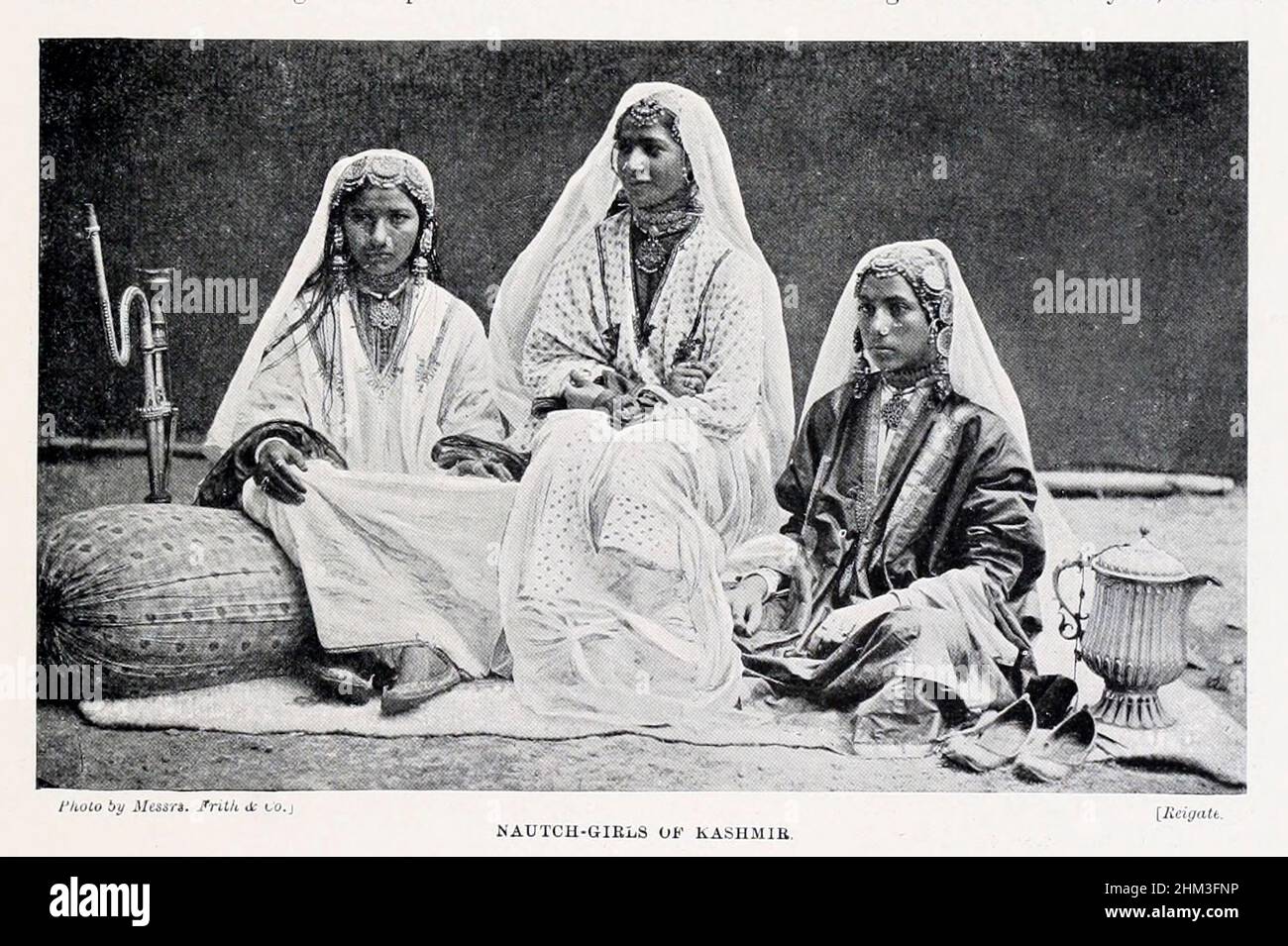 Nautch girls of Kashmir El nautch (que significa 'dance' o 'dancing') era un baile popular de la corte realizado por las muchachas (conocidas como 'nautch girls') en la India. La cultura del arte de la obra de arte de la nauta se elevó a la prominencia durante el período posterior del Imperio mogol, Y el gobierno de la Compañía del Este de la India.[2] Con el tiempo, la naucha viajó fuera de los confines de los Tribunales Imperiales de los Mughales, los palacios de los Nawabs y los estados principescos, Y los echelones superiores de los funcionarios del Raj británico, a los lugares de zamindars más pequeños. Del libro ' Las razas vivas de la humanidad ' Vol 1 de Henry Foto de stock