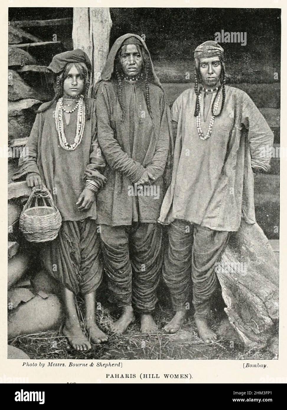 El pueblo Pahari, también llamado Pahadi y Parbati, es un grupo indígena del Himalaya. En Nepal, los Paharis constituían uno de los grupos étnicos indígenas más grandes, con alrededor de 8.000.000, o un tercio de la población nepalesa del libro ' Las razas vivas de la humanidad ' Vol 1 de Henry Neville Hutchinson, editores John Walter Gregory, y Richard Lydekker, editor: Londres, Hutchinson & CO 1901 Foto de stock