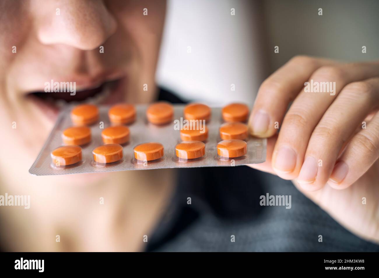 Comer una tableta de píldoras de medicina, adicción a las drogas Foto de stock