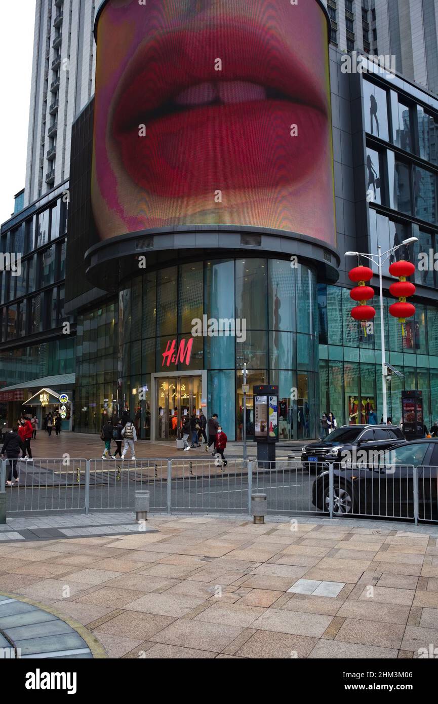 Pantalla grande dramática sobre la tienda H&M en Shenzhen, China Foto de stock