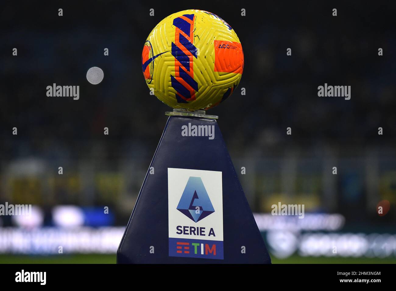 Milán, Italia. 05th Feb, 2022. El balón oficial de Nike se ve sobre un  pedestal con el logotipo de la Serie A durante el partido de fútbol Serie A  entre el FC