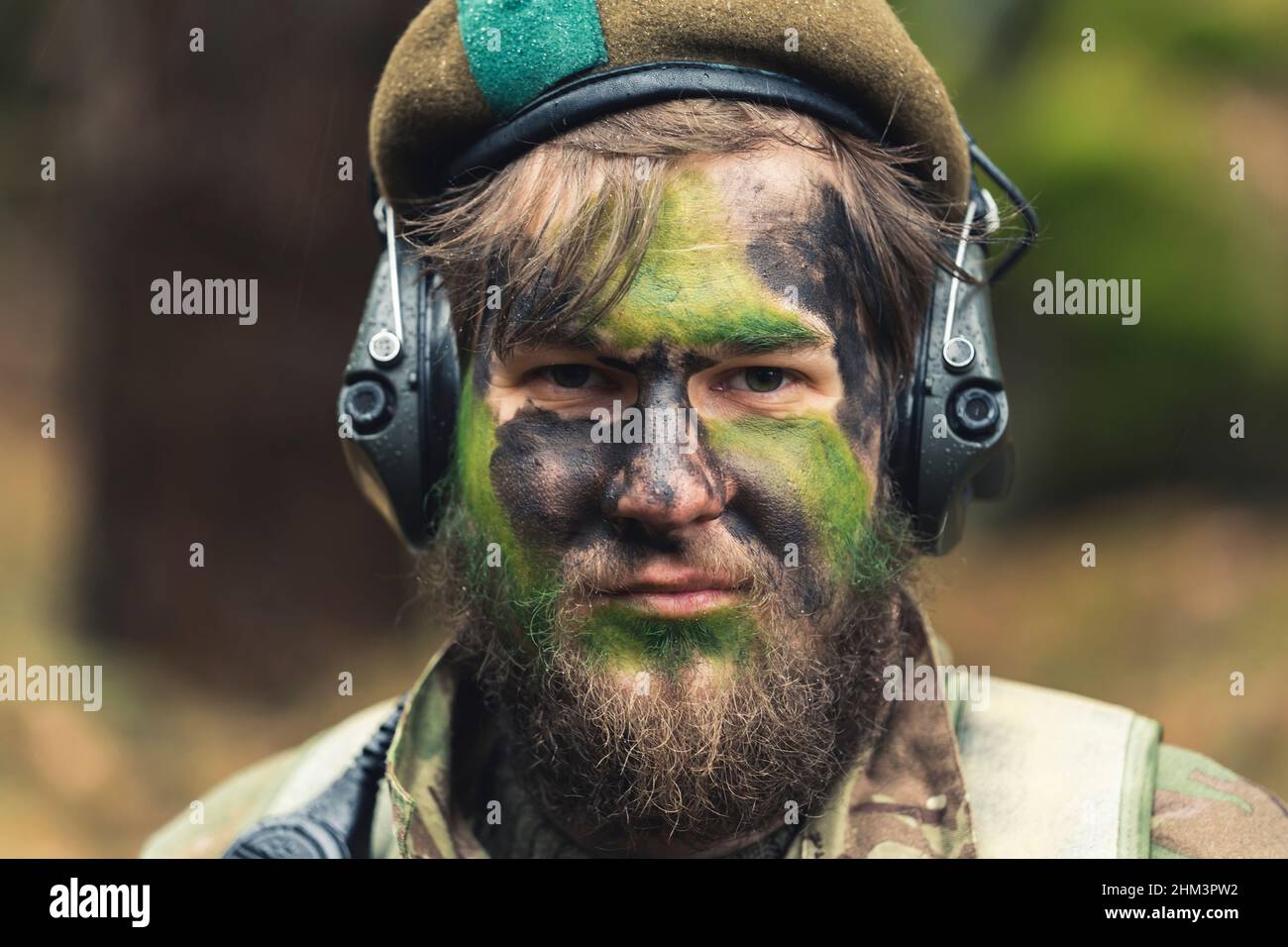 Barbudo soldado de la tropa de mediana edad posando con furia closeup . Fotografías de alta calidad Foto de stock