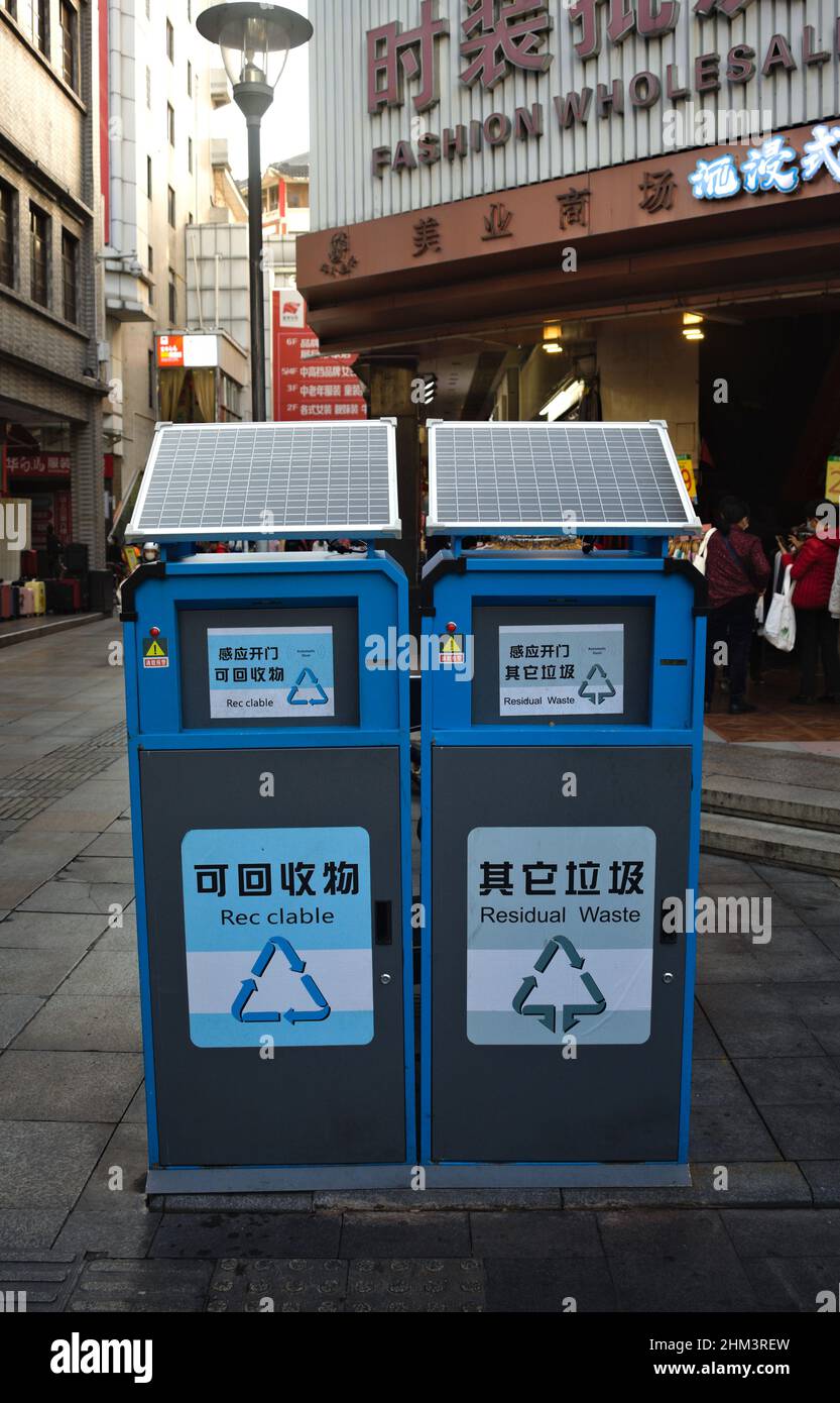 Cubos de basura automáticos alimentados por energía solar en Shenzhen, China Foto de stock