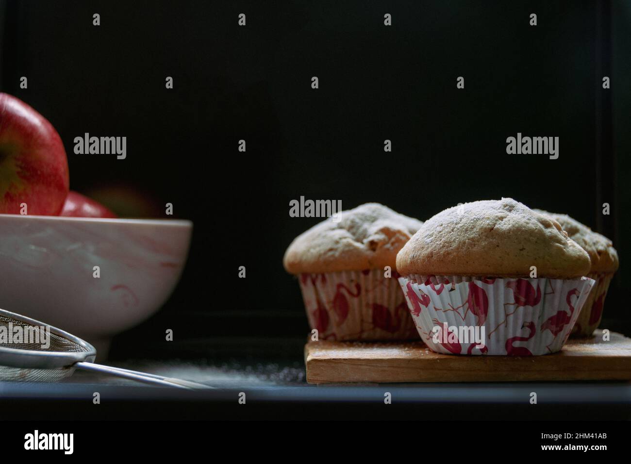 Frische Apfel muffins auf rustikale Art Foto de stock