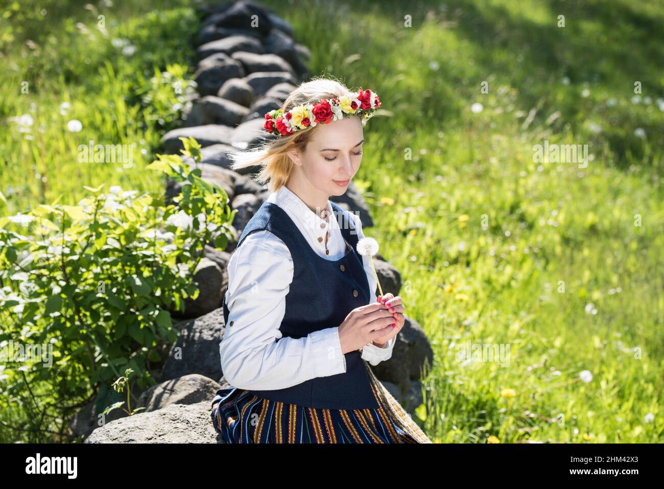 Mujer letona en ropa tradicional. LIGO folk Fotografía de stock - Alamy