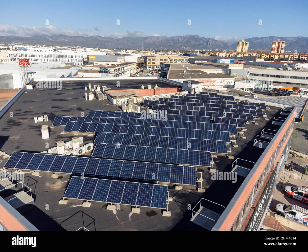 Fábrica con paneles solares en el techo, polígono industrial Son Castelló,  Palma, Mallorca, Islas Baleares, España Fotografía de stock - Alamy