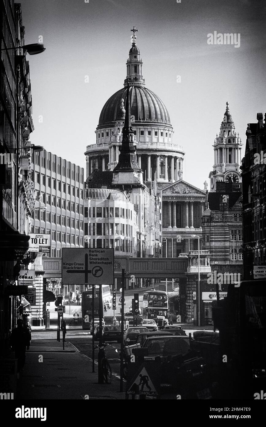 St. Paul's Cathedral y Ludgate Hill vistos desde Fleet Street, Ciudad de Londres, Inglaterra, Reino Unido. Alrededor de los años 80 Foto de stock
