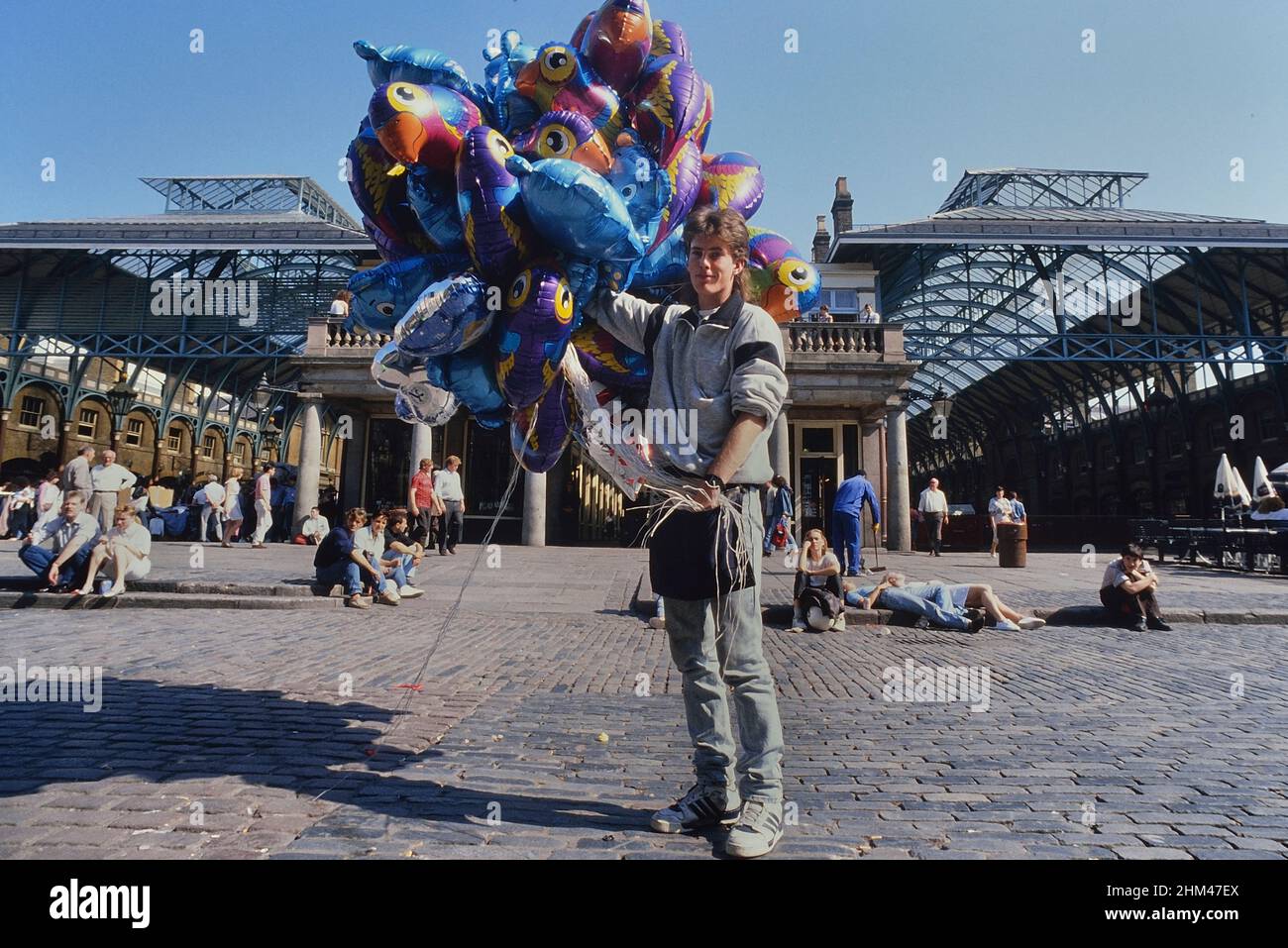 Vendedor de globos, Covent Garden, Londres, Inglaterra, Reino Unido. Alrededor de los años 80 Foto de stock