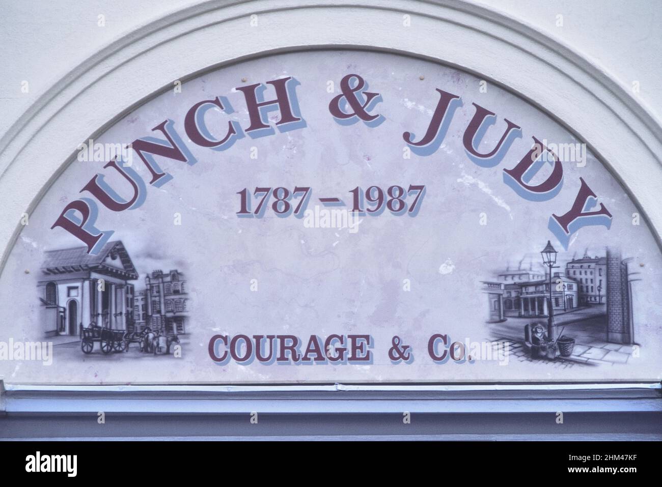 Cartel del pub Punch & Judy, Covent Garden, Londres, Inglaterra. Alrededor de los años 80 Foto de stock