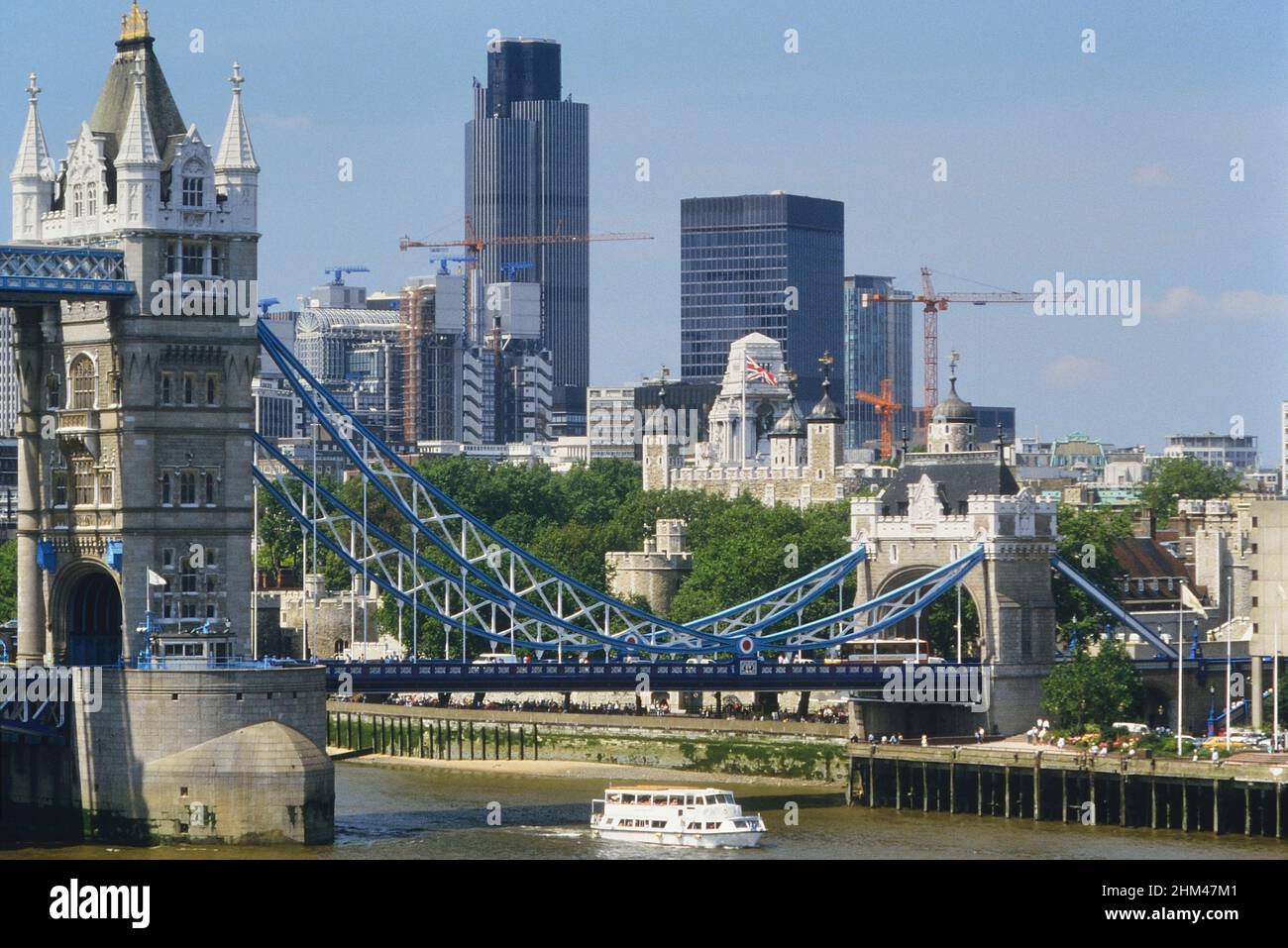 Tower Bridge, Tower of London y los rascacielos de la ciudad financiera de Londres. Inglaterra, Reino Unido. Alrededor de los años 80 Foto de stock