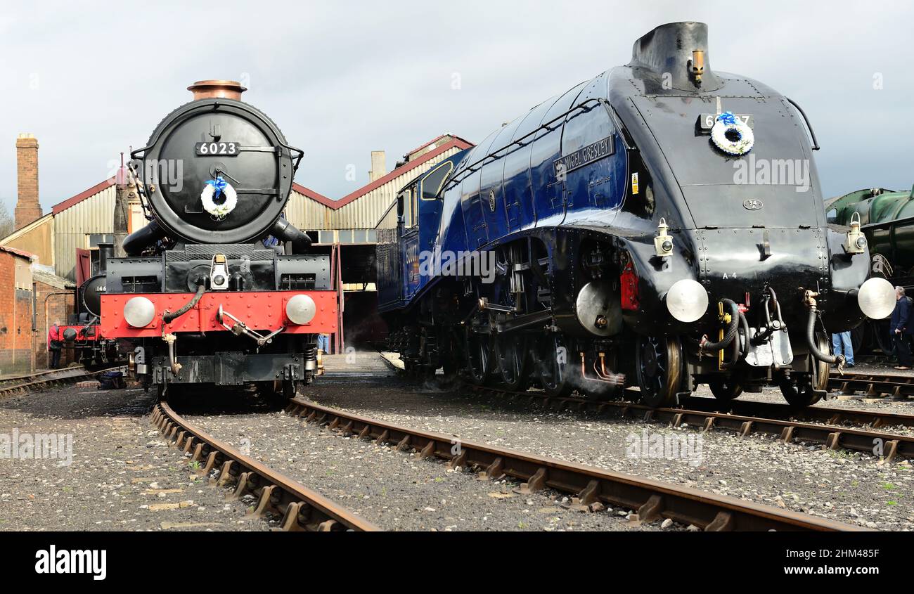 Locomotoras de vapor n° 6023 y 60007 en el evento 'Una vez en luna azul' en el Didcot Railway Center, sede de la Great Western Society, 5th de abril de 2014. Foto de stock