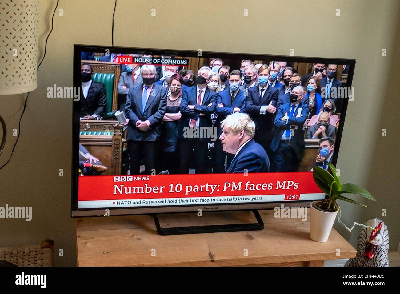 El primer ministro Boris Johnson en las noticias de la BBC disculpándose a los parlamentarios de la Cámara de los Comunes por romper las reglas de Covid con los partidos en 10 Downing Street. Foto de stock