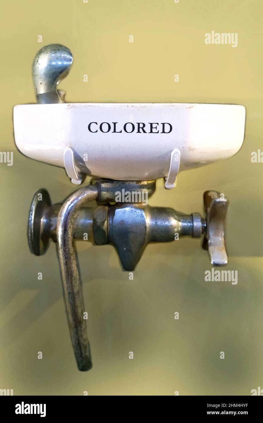 Washington, DC, EE.UU. Marzo 10,2014. Museo Smithsonian de Arte Africano. Fuente para beber segregada, coloreada, alrededor de 1875-1960. Foto de stock