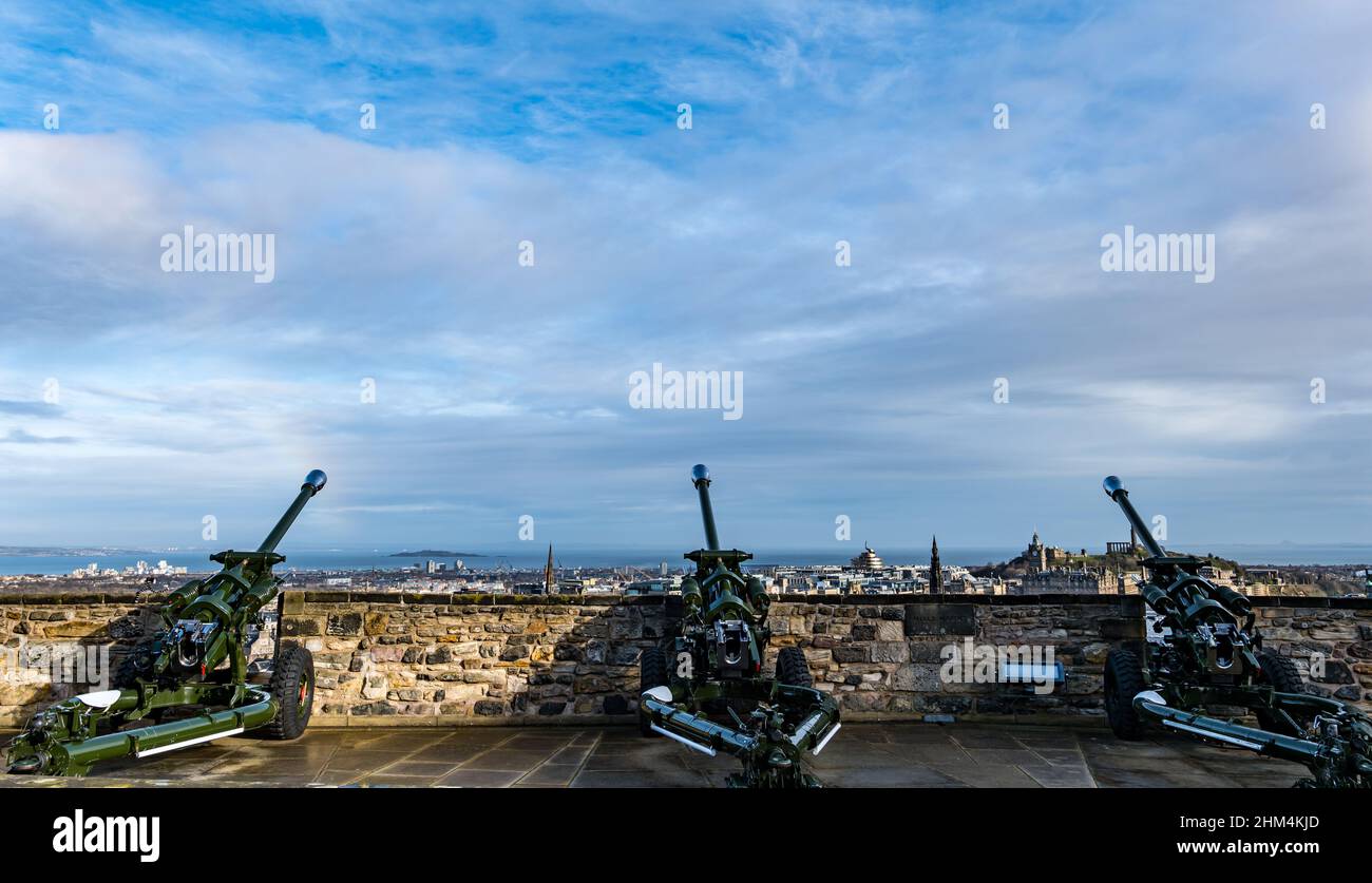Edimburgo, Escocia, Reino Unido, 7th de febrero de 2022. Clima en el Reino Unido: Sol y duchas. La ciudad capital se ilumina al sol con un cielo estrellado y la pista de un arco iris visto desde las murallas del Castillo de Edimburgo con tres L118 cañones de artillería de campo ligero Foto de stock