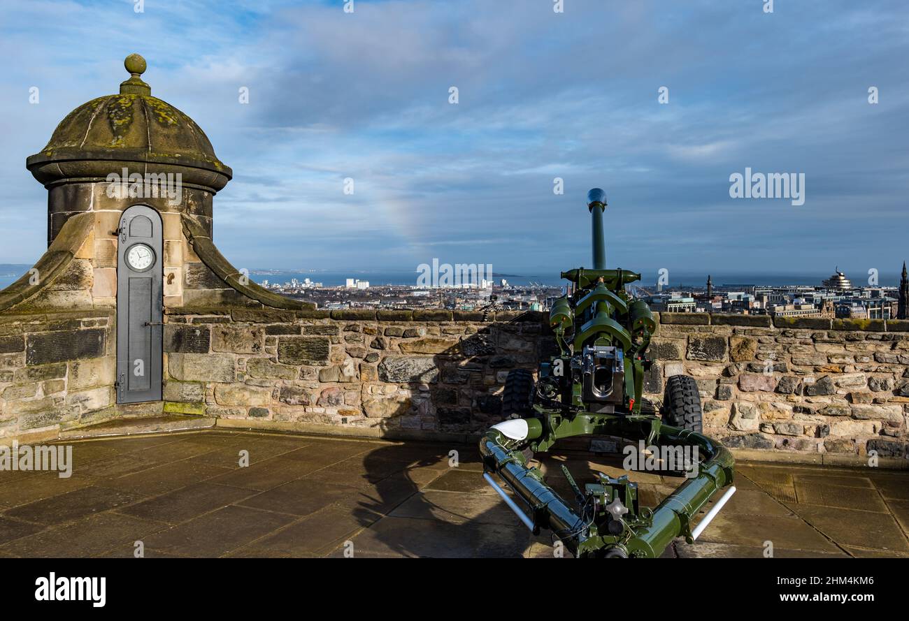 Edimburgo, Escocia, Reino Unido, 7th de febrero de 2022. Clima en el Reino Unido: Sol y duchas. La capital se ilumina al sol con un cielo estrellado y la pista de un arco iris visto desde las murallas del Castillo de Edimburgo con una pistola de artillería de campo ligero de L118 Foto de stock