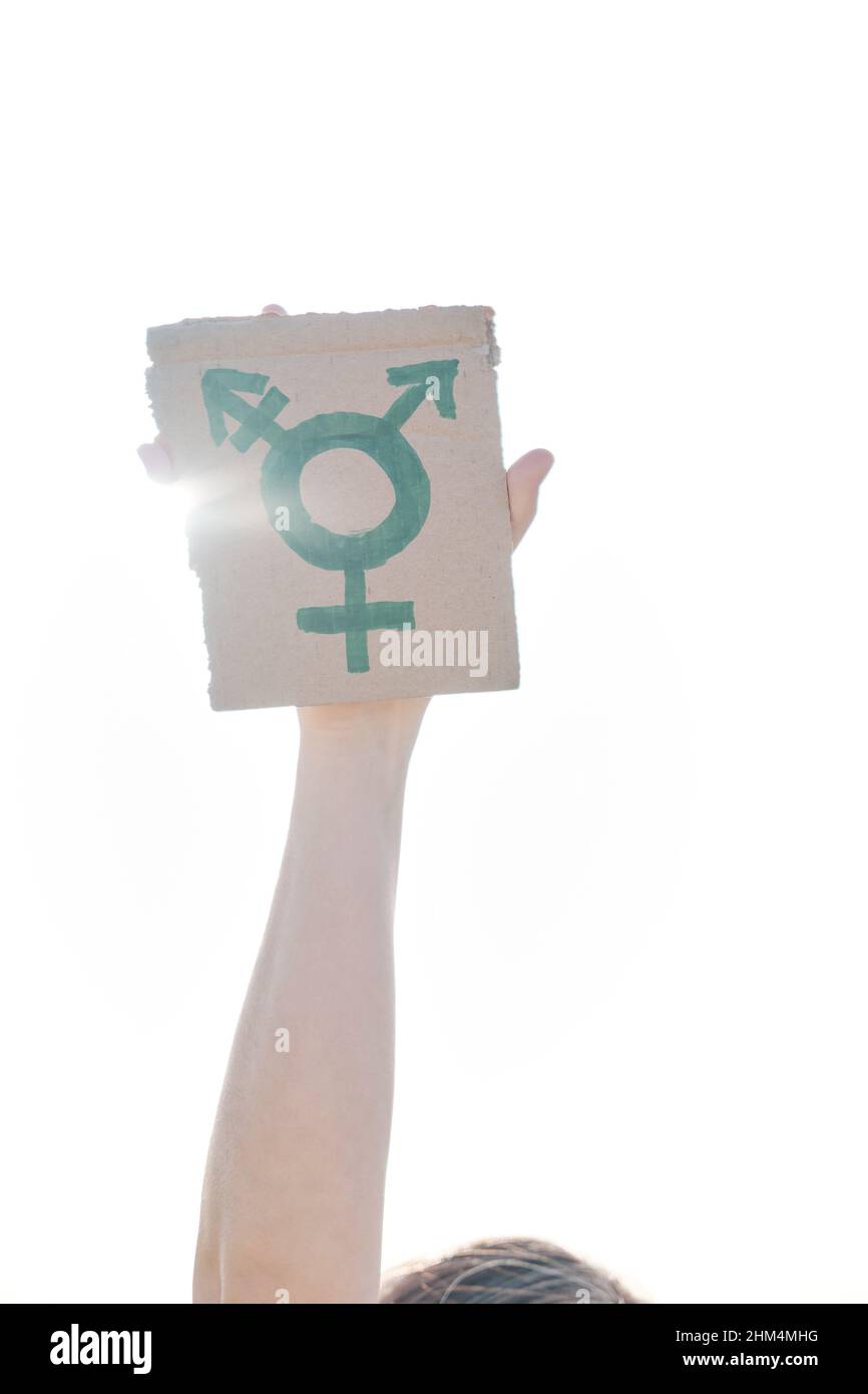 símbolo de transgénero en las manos sobre un cartón Foto de stock