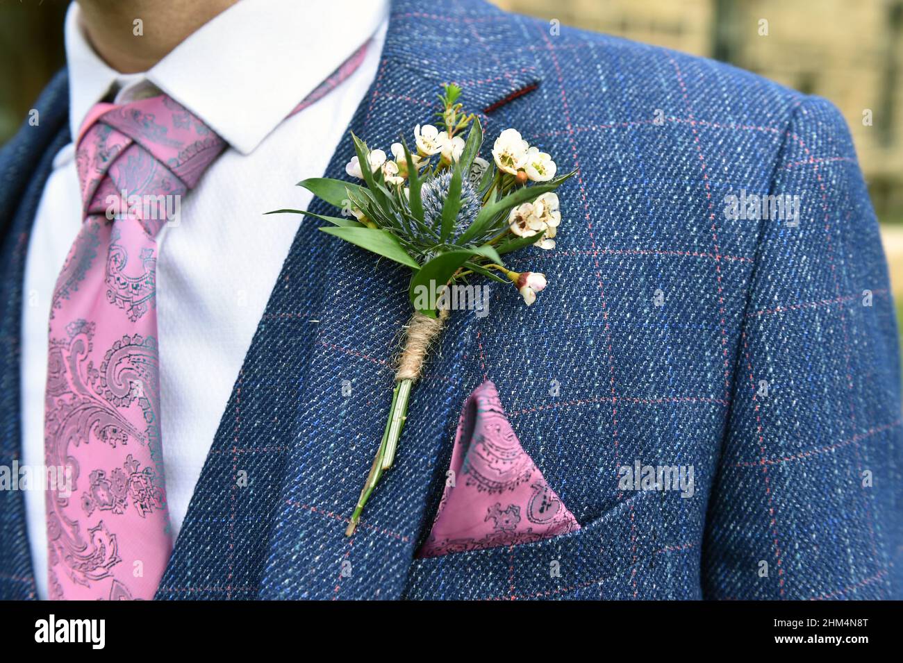 Primer plano de la botonera de Groom, corbata y chaqueta en su día de boda. REINO UNIDO Foto de stock