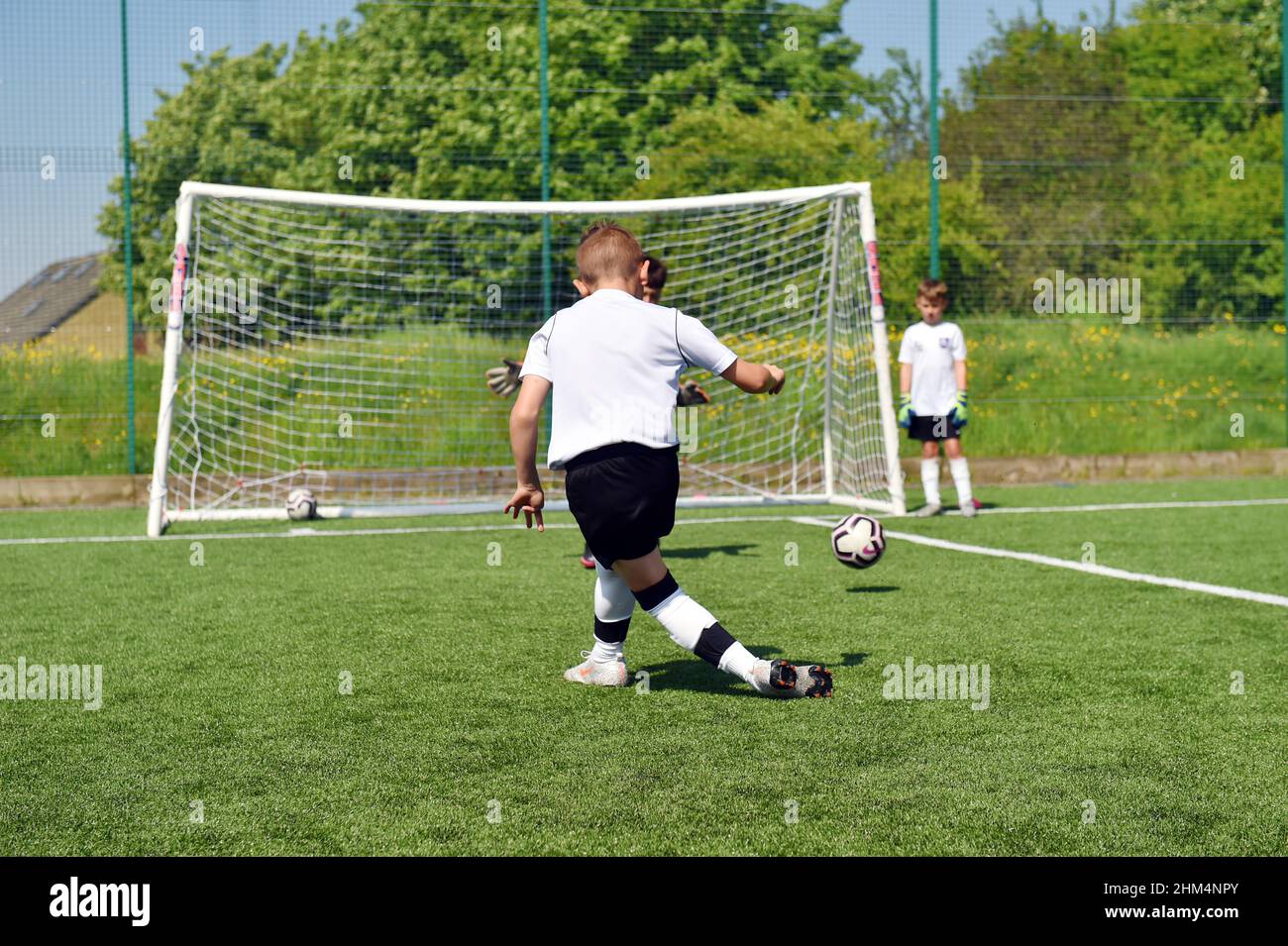 Campo de entrenamiento de fútbol para niños y niñas, Yorkshire UK Foto de stock