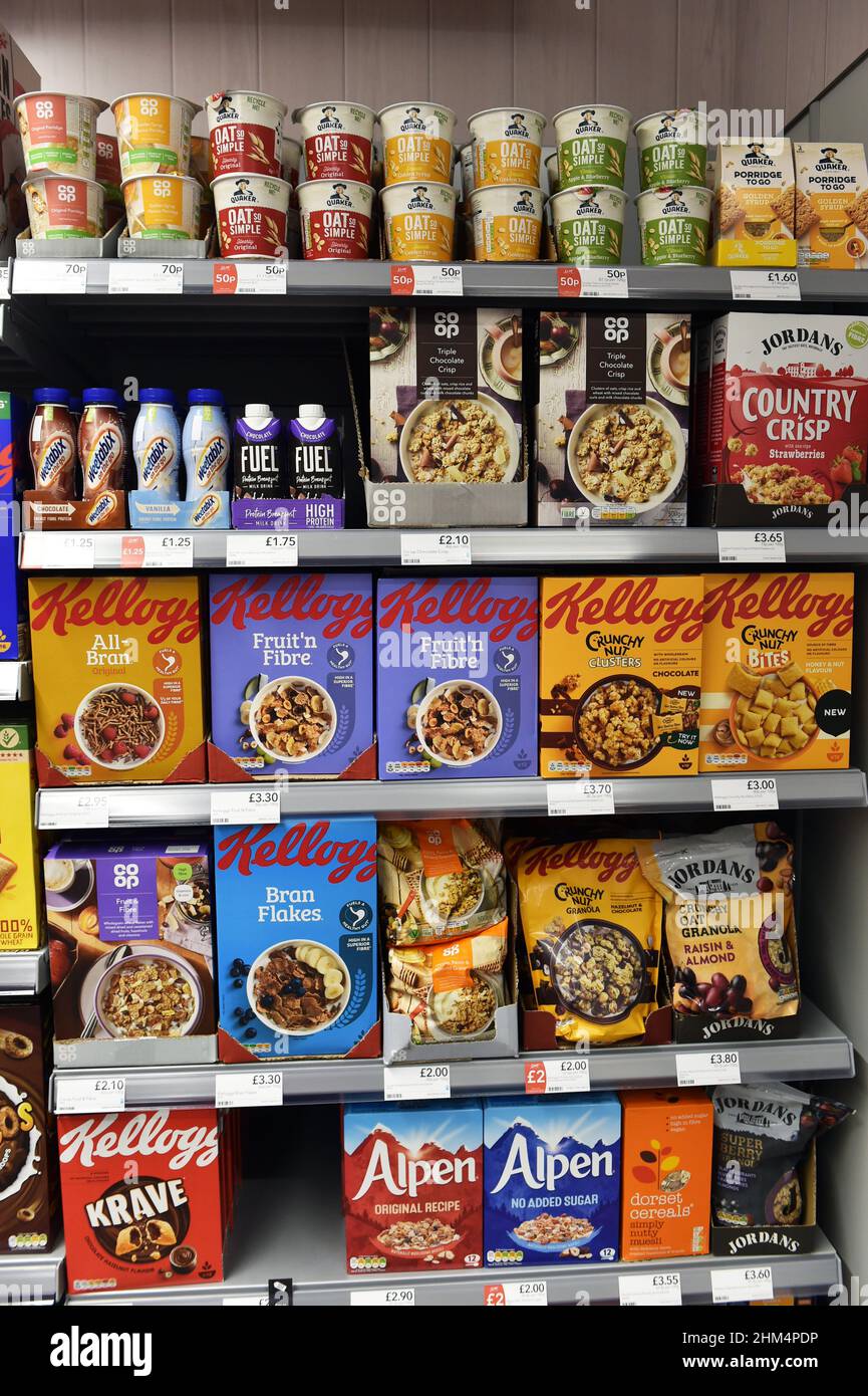 Cereales a la venta en una estantería de supermercado Foto de stock