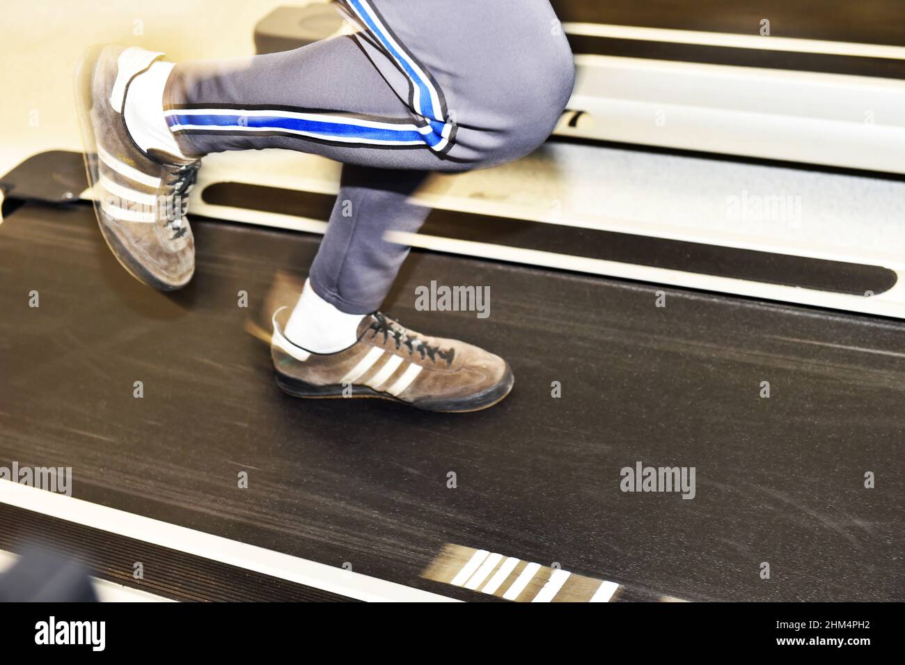 Pies corriendo en una cinta de andar en un gimnasio del Reino Unido Foto de stock