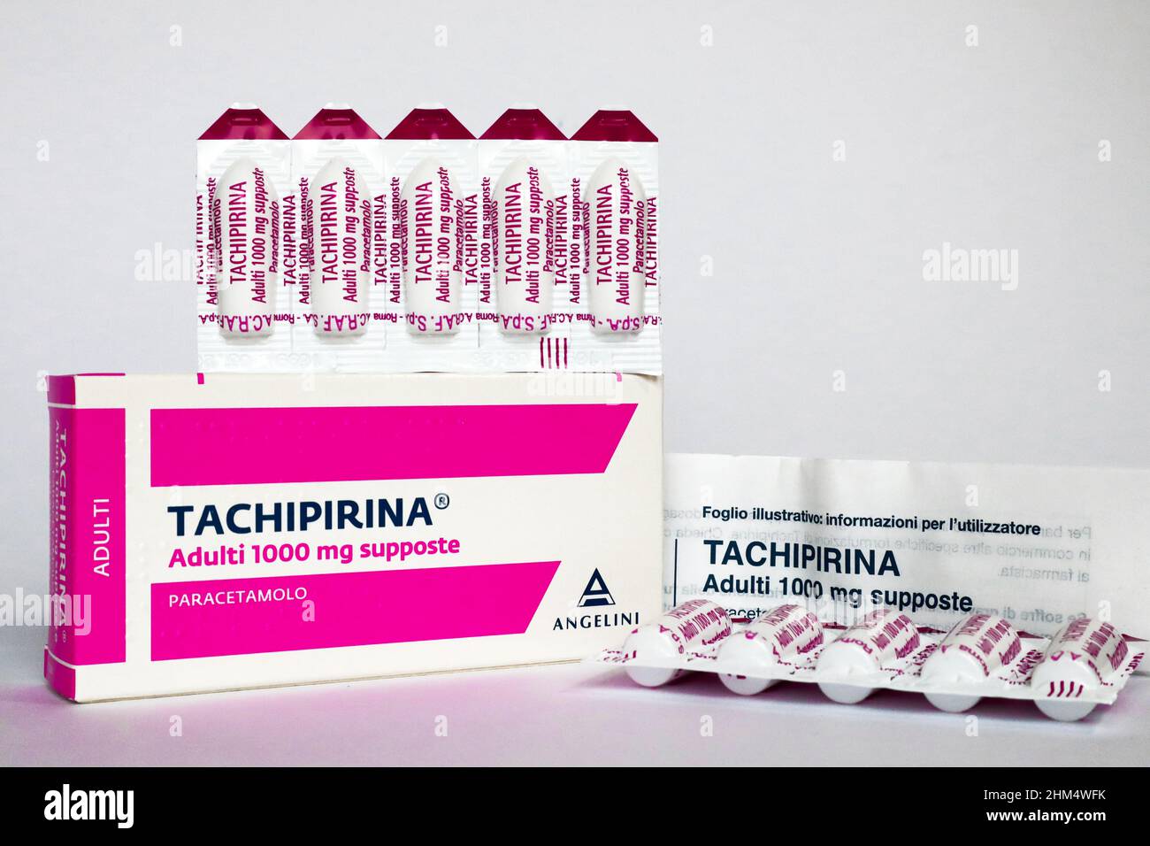 Supositorios de TACHIPIRINA de 1000 mg. La taquipirina contiene  paracetamol, medicamento utilizado para tratar la fiebre y el dolor.  Fabricado por Angelini Pharma, Italia Fotografía de stock - Alamy