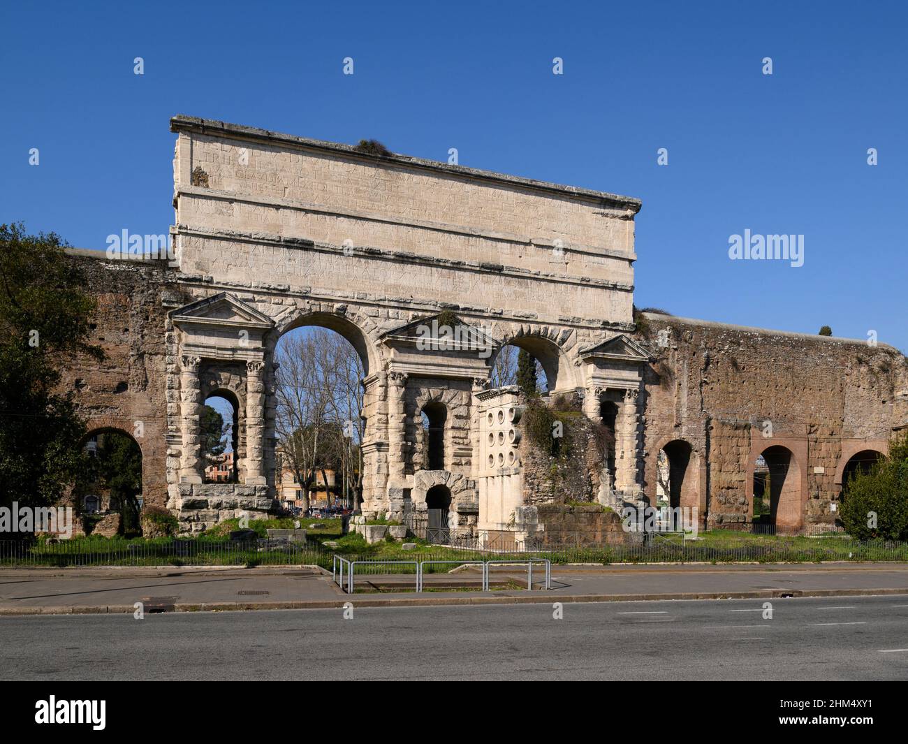 Roma. Italia. Porta Maggiore. Foto de stock