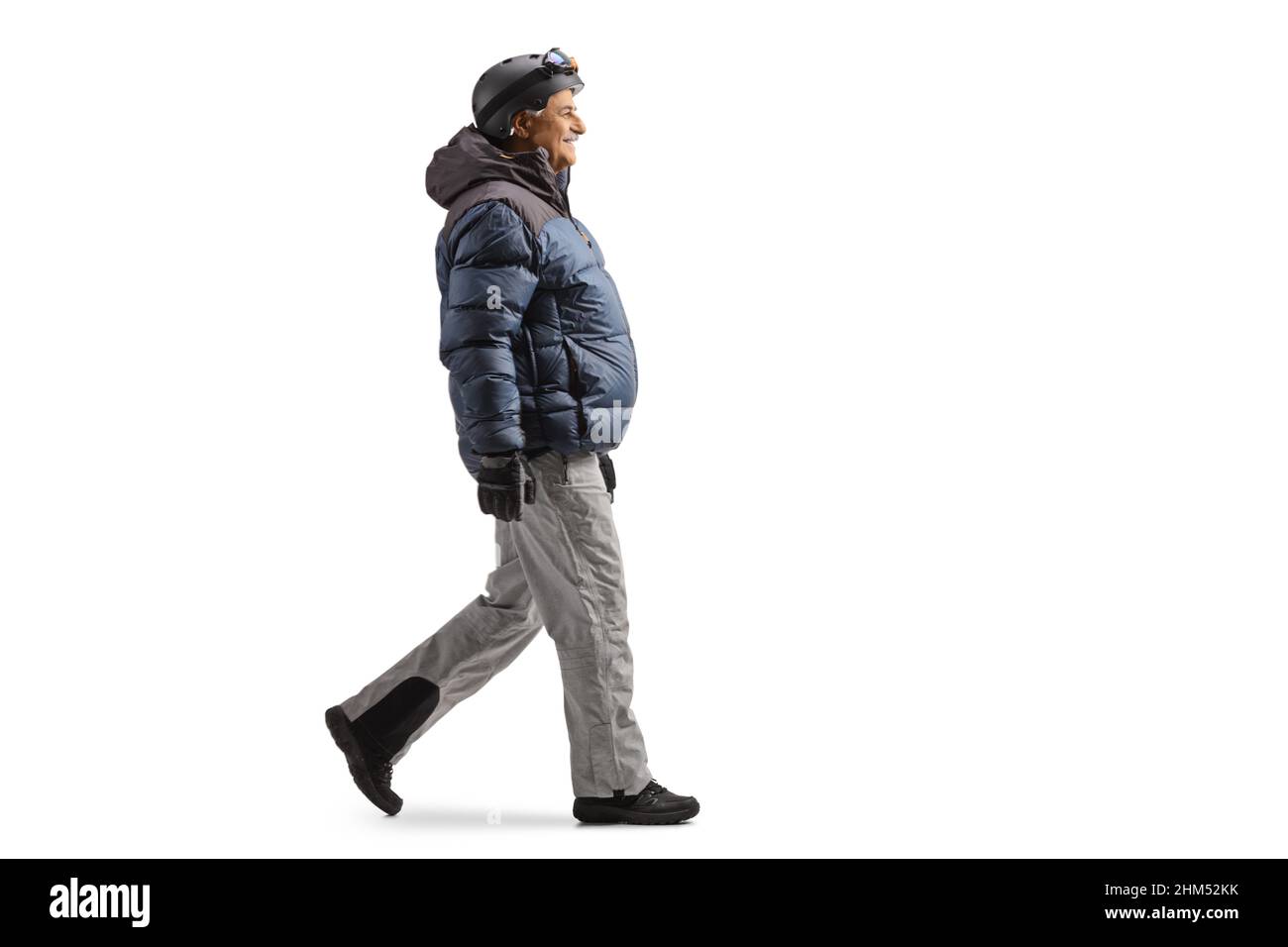 Atractivo Hombre En Ropa De Invierno Caminando En La Nieve Ejecución  Material De Esquí Y Sonriente. Fotos, retratos, imágenes y fotografía de  archivo libres de derecho. Image 1841973