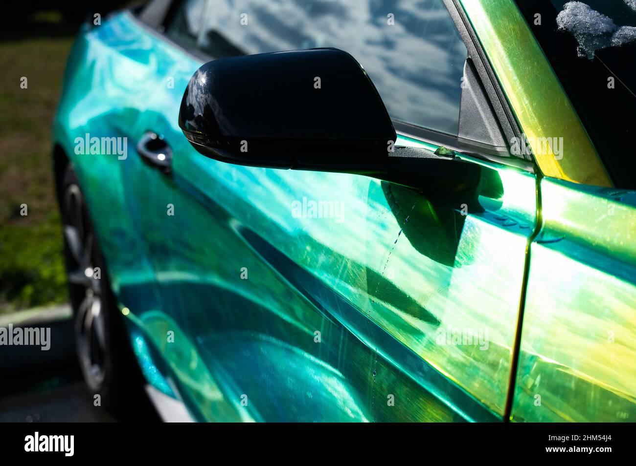 El coche está pintado con una pintura de camaleón de color amarillo verdoso  Fotografía de stock - Alamy