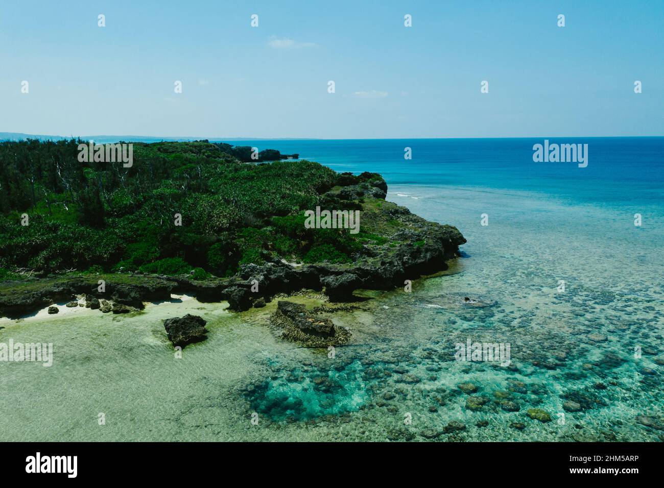 Captura de drones de arrecifes de coral y deshabitadas islas en el océano Foto de stock