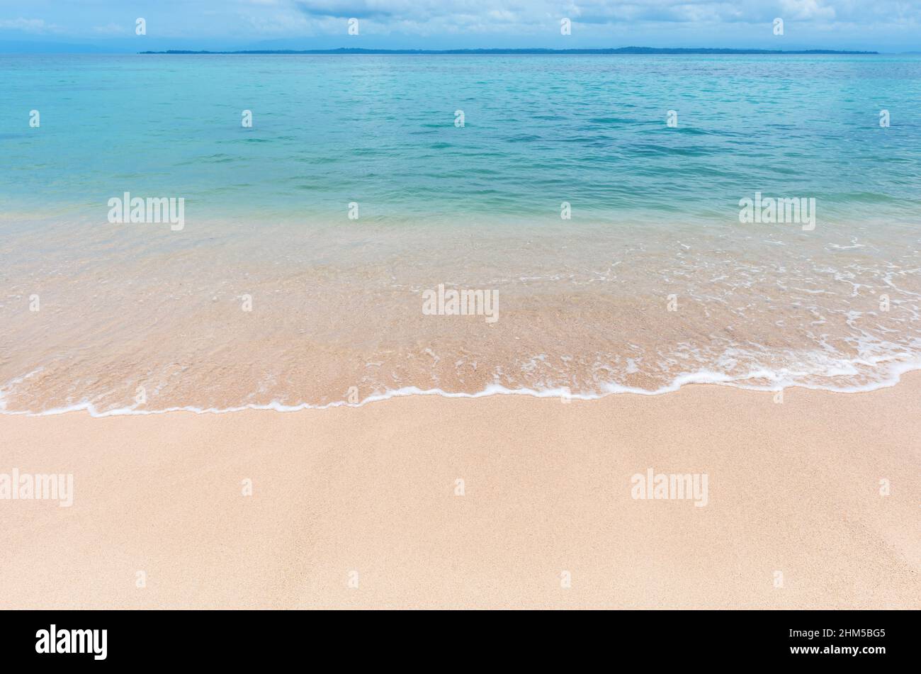 Playa con olas y espacio de copia en la isla de Santa Cruz, Parque Nacional Galápagos, Ecuador. Foto de stock