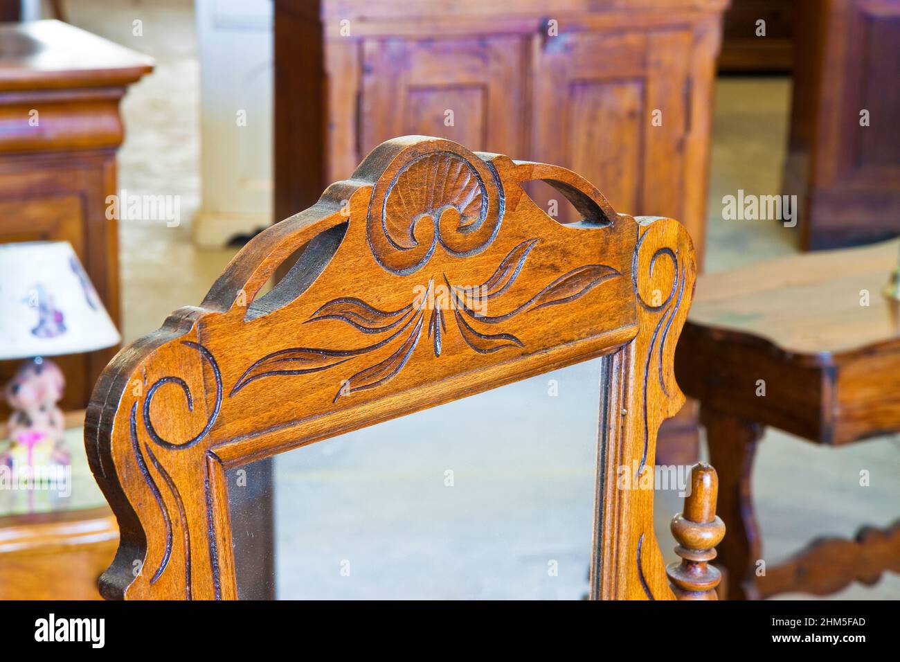 Detalle de un antiguo mobiliario italiano recién restaurada; nueva vida a  muebles antiguos Fotografía de stock - Alamy
