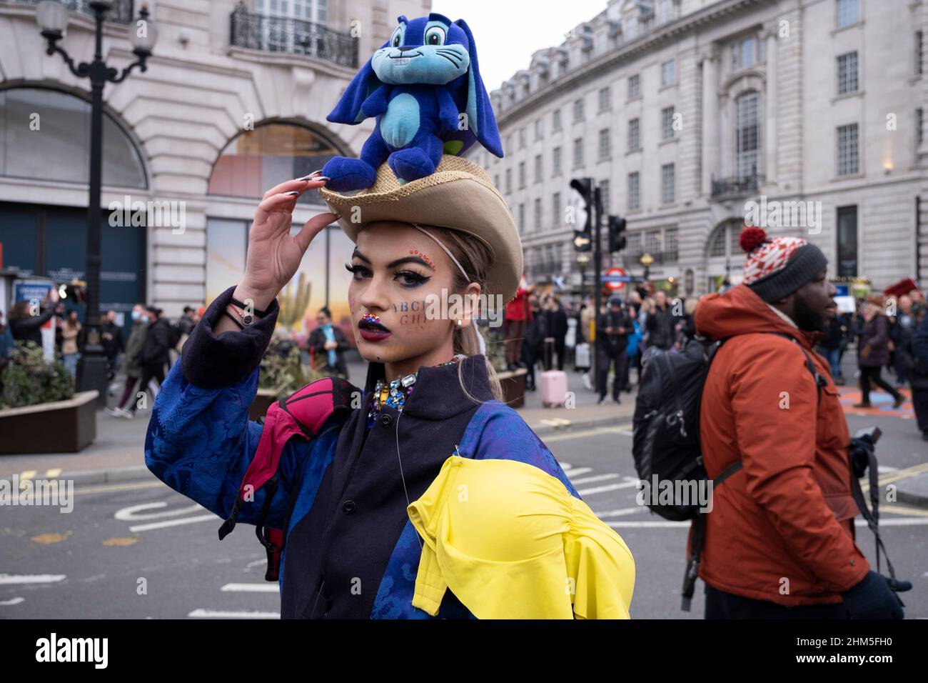 Modelo de un show de moda de turba flash en Piccadilly Circus para el diseñador Pierre Garroudi poses el 22nd de enero de 2022 en Londres, Reino Unido. Foto de stock