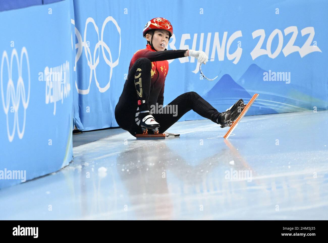 Pekín, China. 7th Feb, 2022. Fan Kexin de China cae fuera de pista durante el quarterfinal femenino de 500m de patinaje sobre velocidad de pista corta en el Capital Indoor Stadium en Beijing, capital de China, 7 de febrero de 2022. Crédito: Li Yibo/Xinhua/Alamy Live News Foto de stock