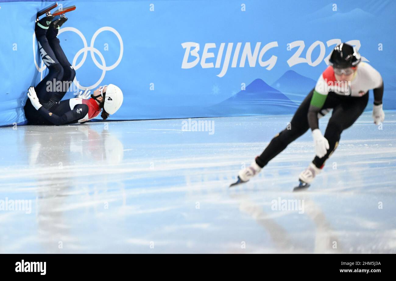 Pekín, China. 7th Feb, 2022. Selma Poutsma (L) de los Países Bajos cae fuera de pista durante el quarterfinal femenino de 500m de patinaje sobre velocidad de pista corta en el estadio Capital Indoor Stadium en Beijing, capital de China, 7 de febrero de 2022. Crédito: Li Yibo/Xinhua/Alamy Live News Foto de stock