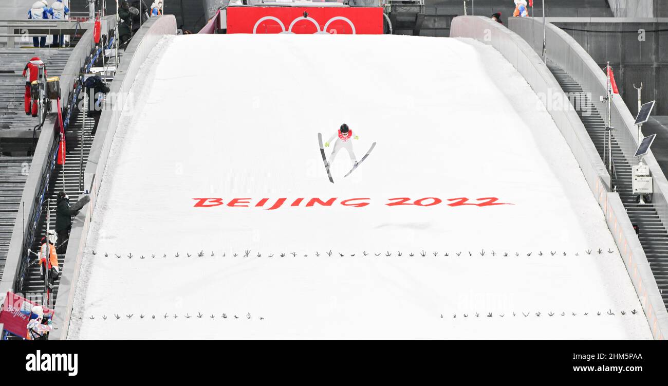 (220207) -- ZHANGJIAKOU, 7 de febrero de 2022 (Xinhua) -- Irma Makhinia de la ROC compite durante la ronda final del equipo mixto de salto de esquí en el Centro Nacional de salto de esquí en Zhangjiakou, provincia de Hebei, al norte de China, 7 de febrero de 2022. Foto de stock