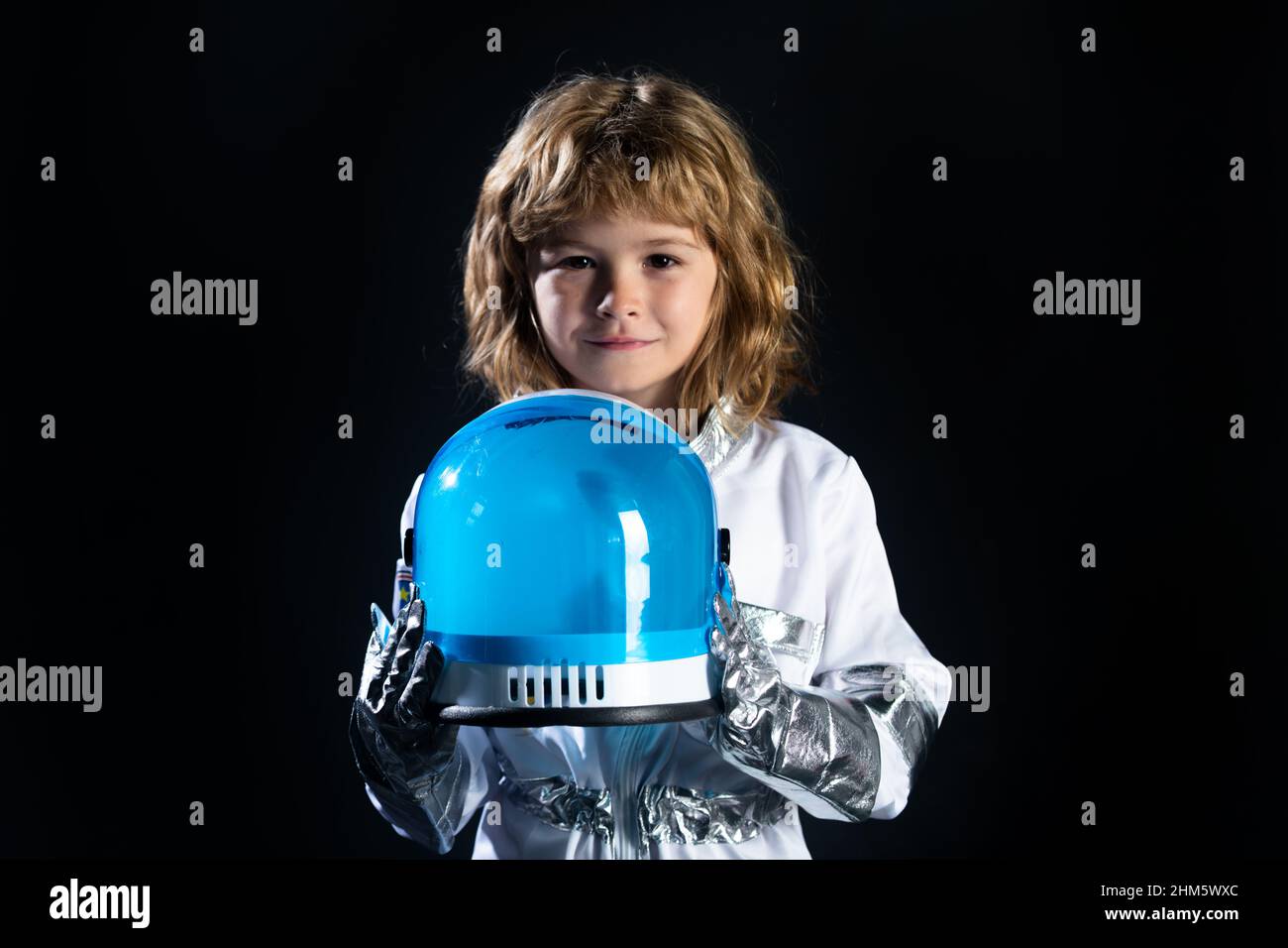 Niño pequeño con un traje de casco de astronauta y. Lindo niño en astronauta  jugando y soñando con convertirse en un espacial. Niños éxito, líder y  ganador Fotografía de stock - Alamy