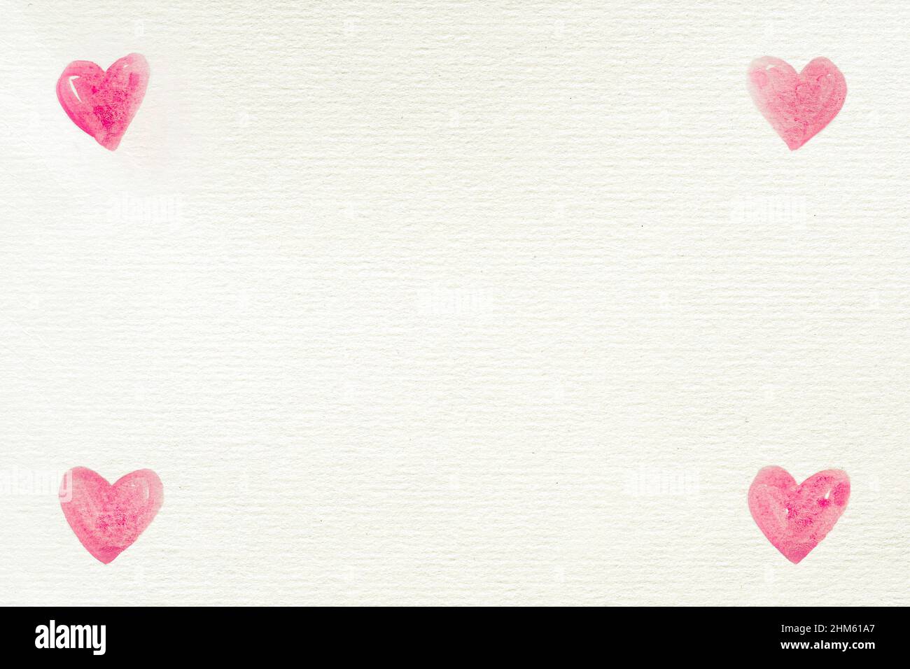 El fondo del amor con cuatro corazones de acuarela pintados en las esquinas en un papel blanco reciclado para el día de San Valentín u otras celebraciones, carta, espacio Foto de stock