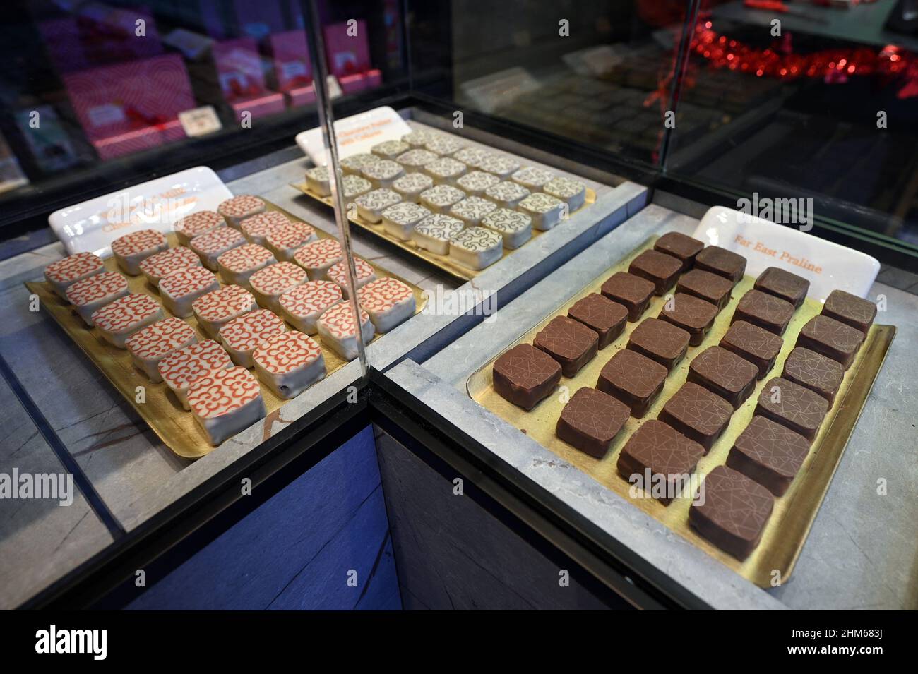 Chocolates hechos a mano en una tienda de chocolate en Nueva York, NY, 7 de  febrero de 2022. Los suministros de materias primas como el azúcar y el  cacao, junto con los