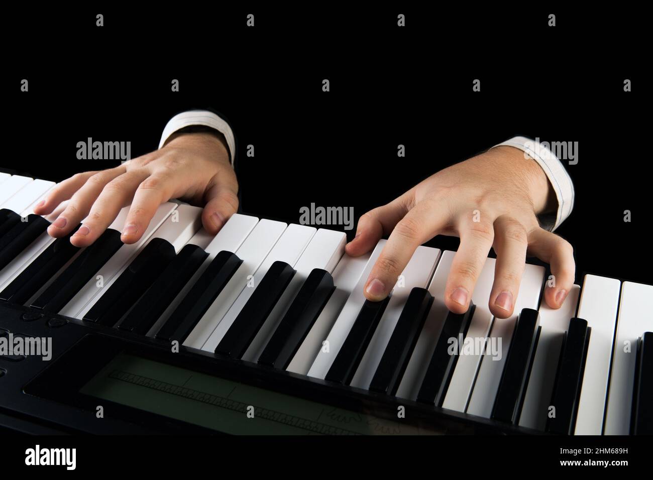 Las manos del pianista tocando un piano de cola Fotografía de stock - Alamy