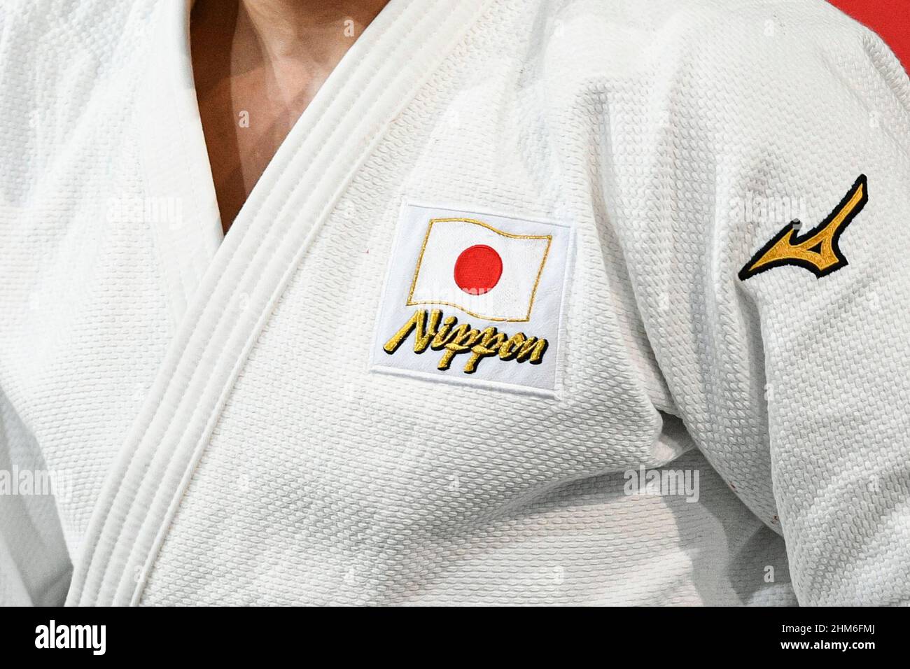 La ilustración muestra un judogi/kimono Mizuno blanco de Japón de un  luchador judoka/judo con la bandera japonesa (equipo con el logotipo de  Nippon) durante el Grand Slam 2022 de París, IJF World