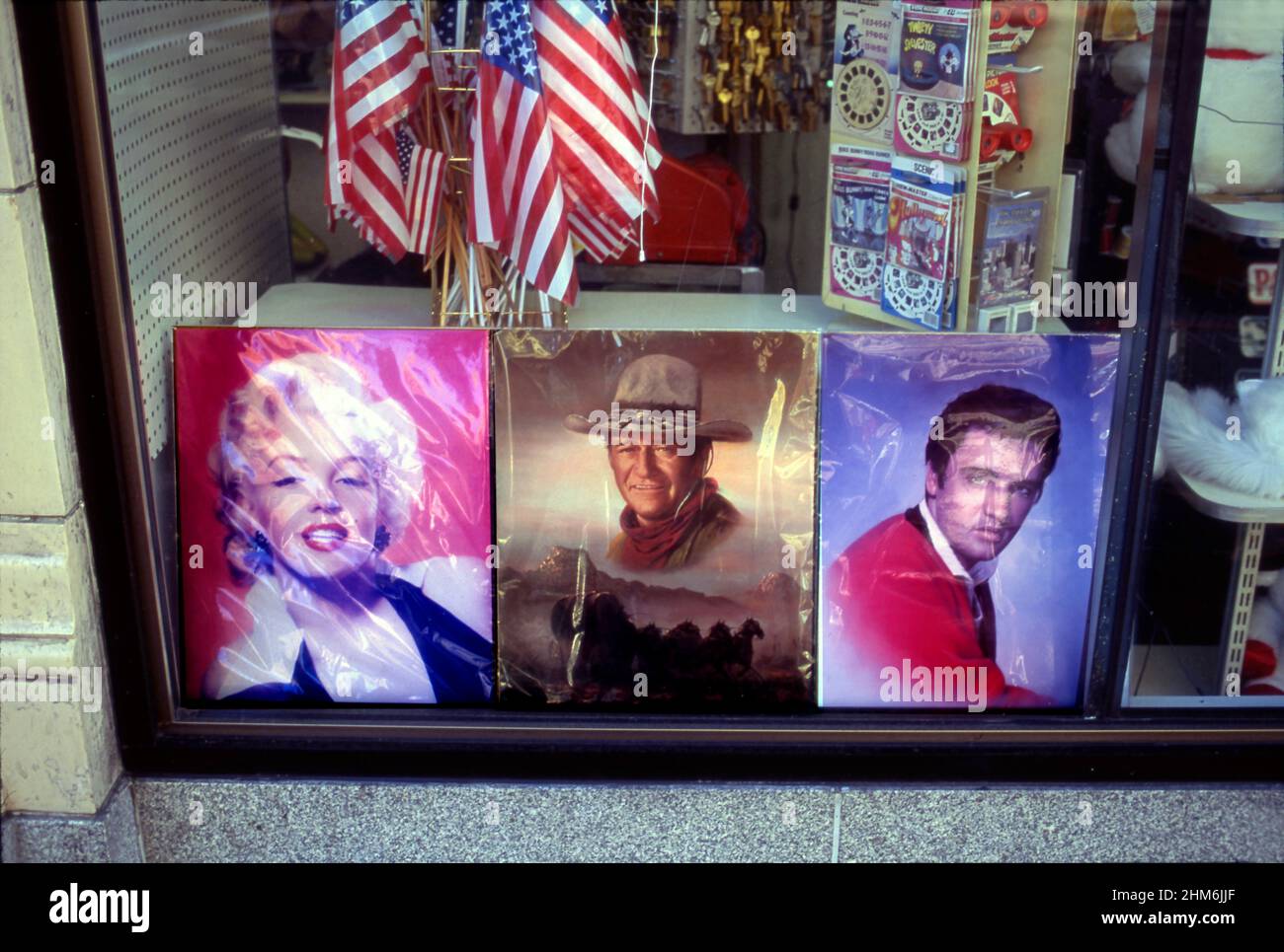 Tienda de recuerdos con carteles de estrellas de cine en Hollywood Boulevard Foto de stock