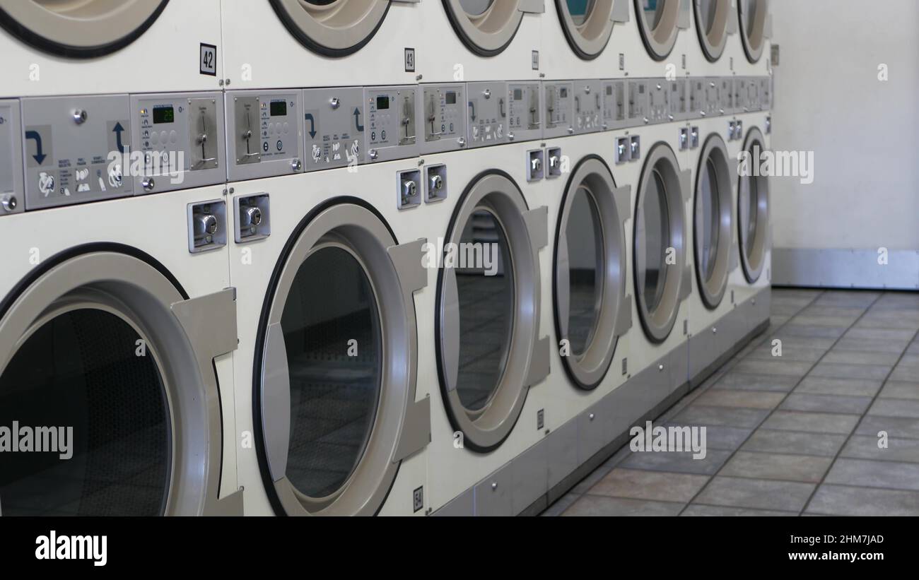 Fila de lavadoras y secadoras, lavandería pública de monedas en California,  EE.UU. Tambores de lavadoras y secadoras en lavandería automática o  lavandería comercial. Lavandería automática en Estados Unidos Fotografía de  stock -