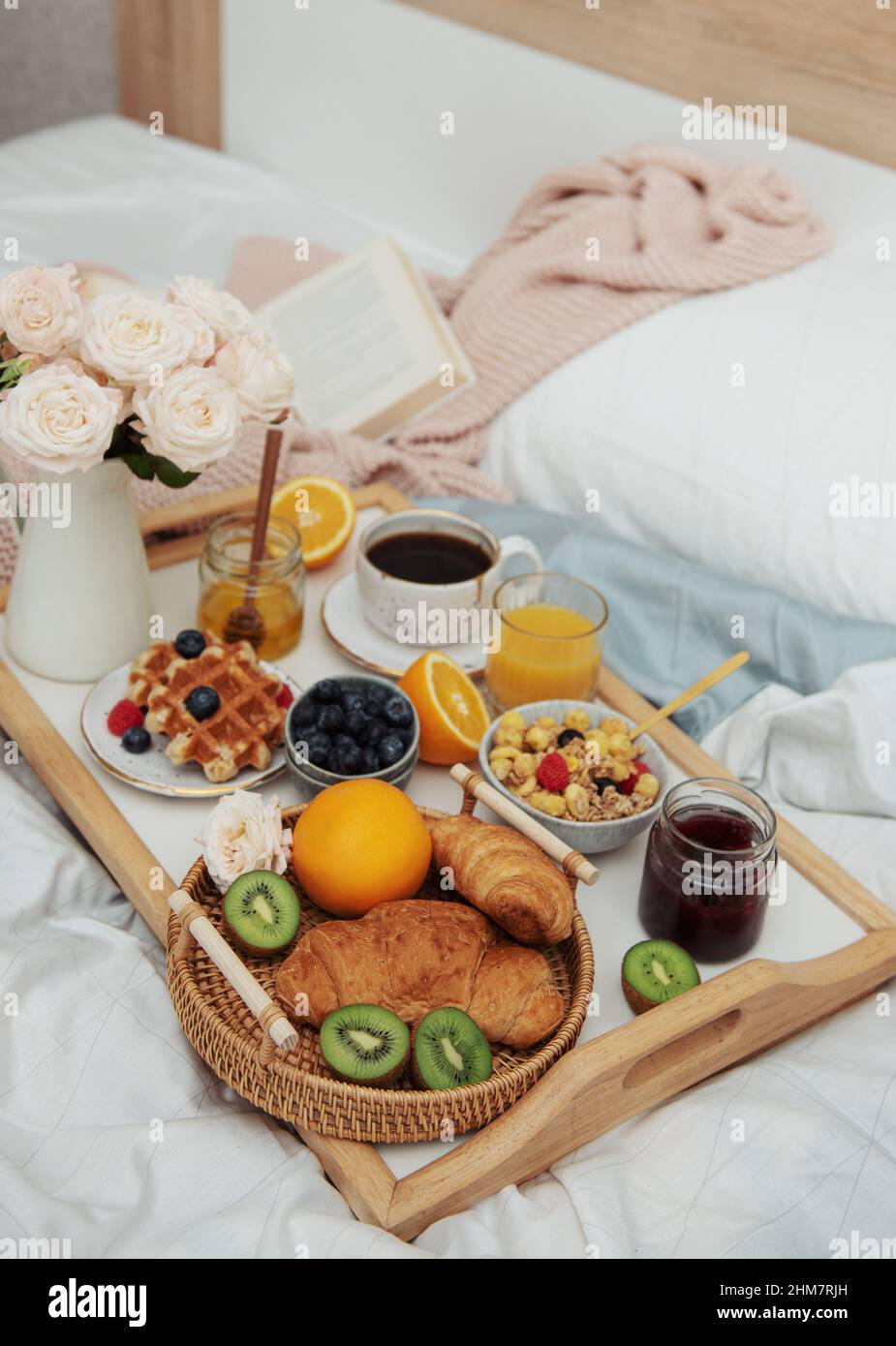 Desayuno romántico con café, gofres, jugo de naranja y flores de rosas  Fotografía de stock - Alamy