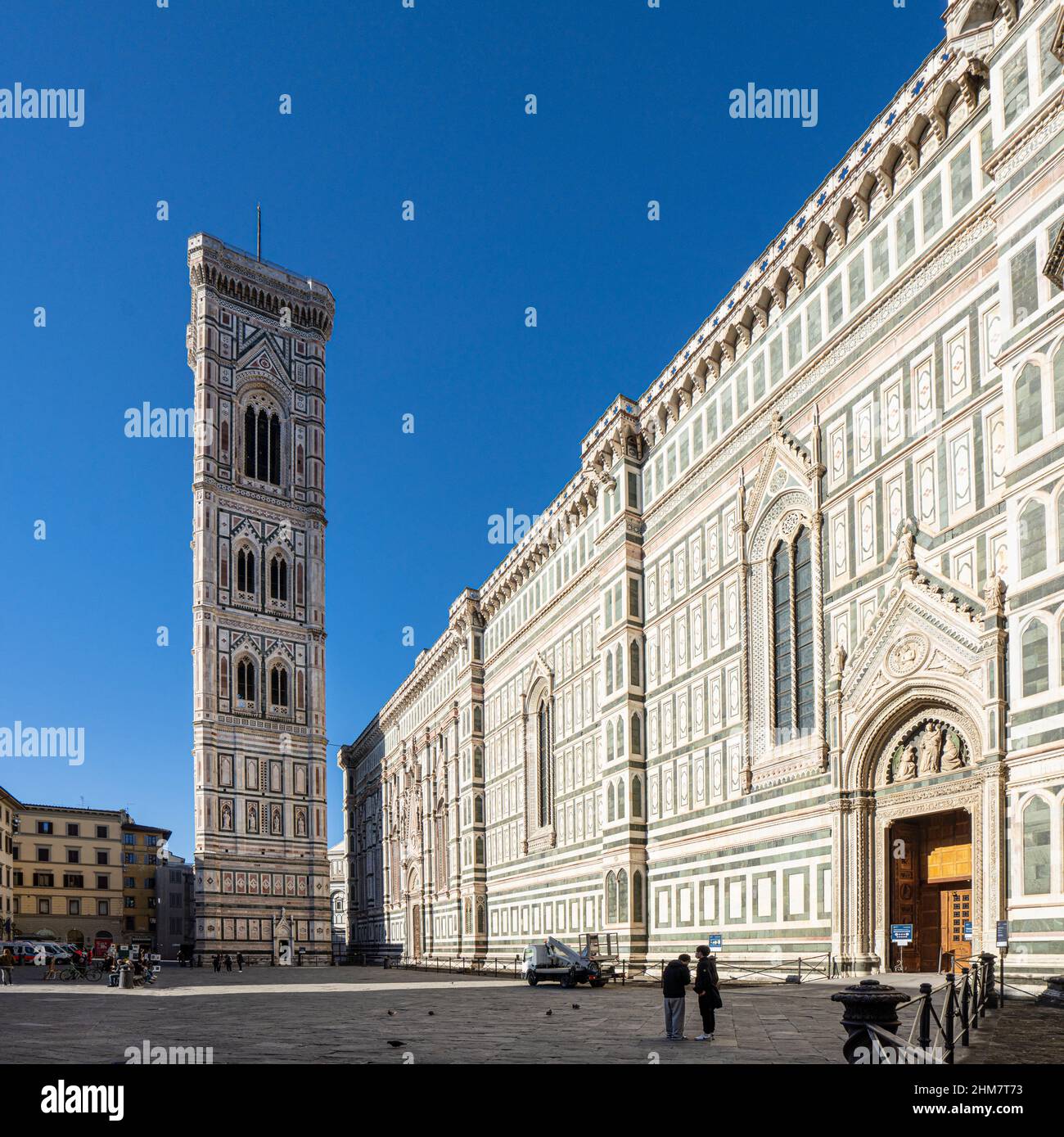 Florencia, Italia. 2022 de enero. Vista del campanario de Giotto y la catedral de Santa Maria del Fiore en el centro de la ciudad Foto de stock