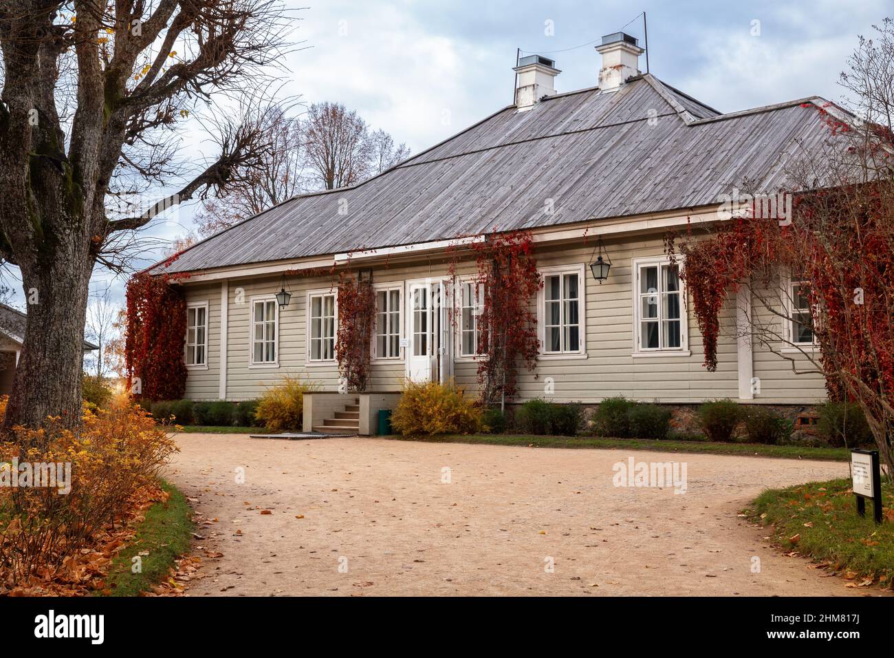 Pushkinskiye Gory, región de Pskov, Rusia - Octubre 2021: La casa principal de la finca de la familia Pushkin. Manor Mikhailovskoye - State Museum-Reserv Foto de stock