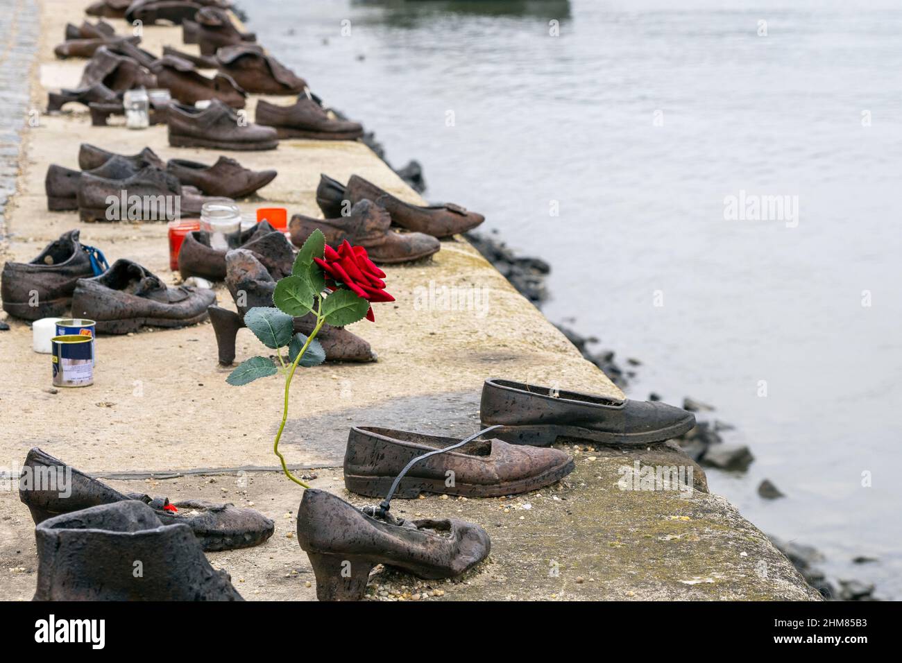BUDAPEST - 19 DE ENERO: Zapatos en el monumento de arte de bronce de la  orilla del Danubio en Budapest, 19 de enero. 2022 en Hungría Fotografía de  stock - Alamy