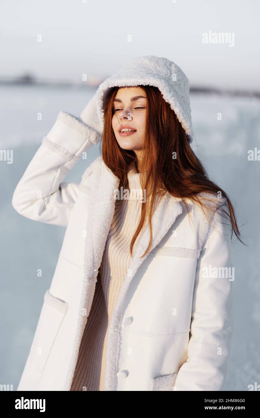 mujer ropa de invierno caminar nieve frío vacaciones de Fotografía de - Alamy