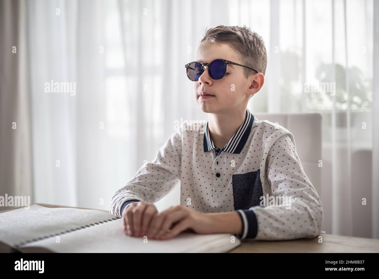 Niño ciego gafas fotografías e imágenes de alta resolución - Alamy